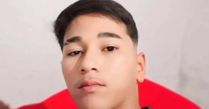 Jovem de apenas 19 anos morre após perder o controle de sua moto e colidir contra o caminhão que estava estacionado.