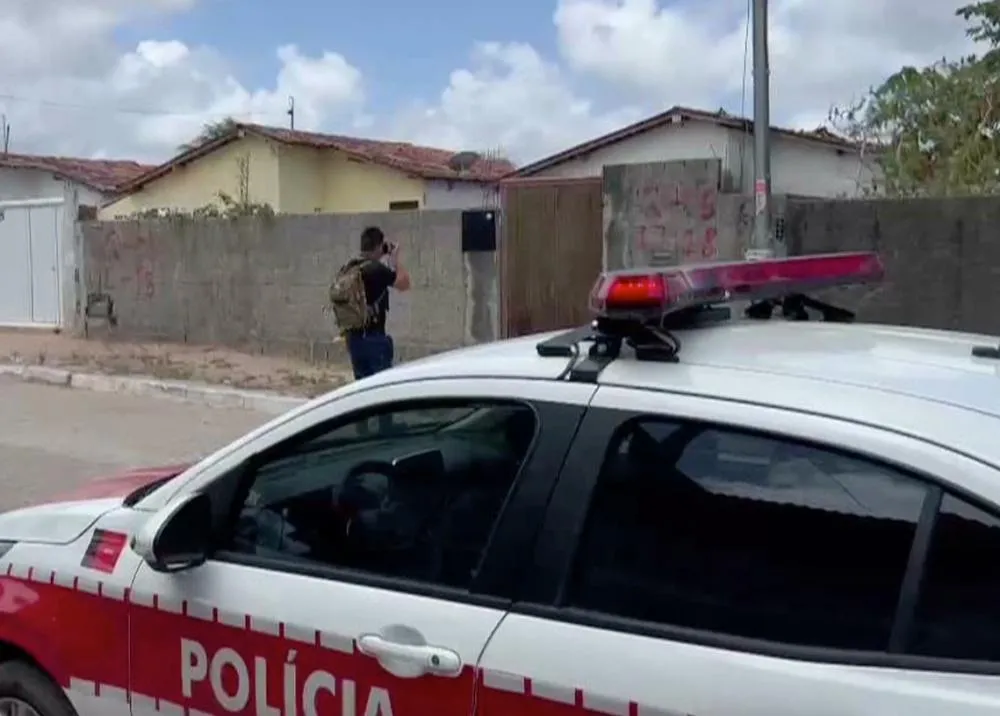 Mulher é encontrada morta dentro de casa e ex-marido é suspeito do crime