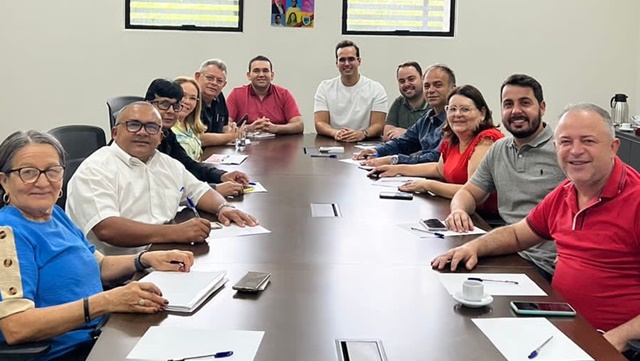 Vice-governador se reúne com vereadores de Campina Grande para discutir demandas locais e avanços na construção do novo Hospital de Clínicas