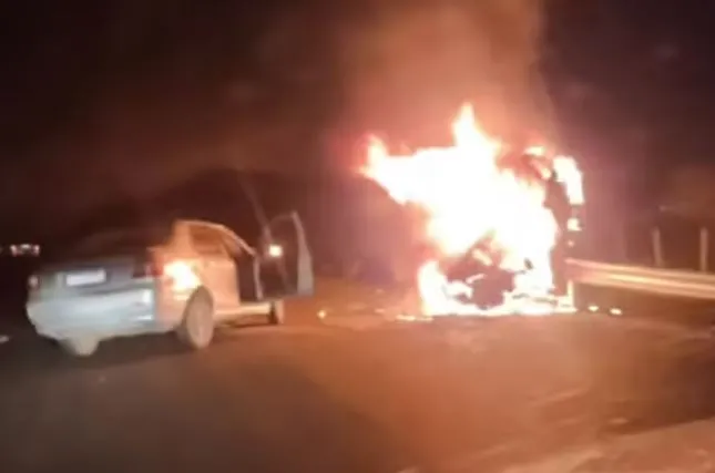 Acidente de carro deixa três homens feridos e um carro completamente incinerado na PB