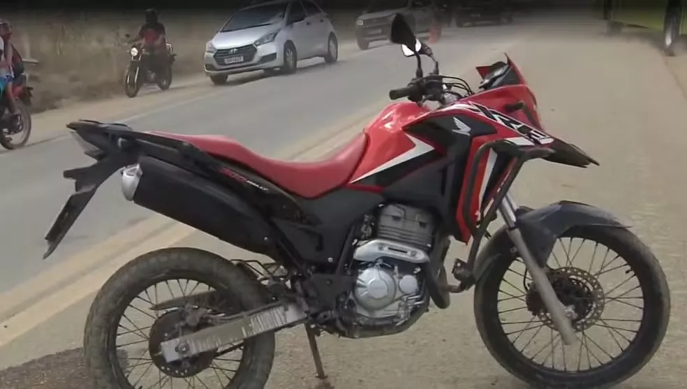 Jovem morre após cair da garupa de moto e ser atropelado por caminhão, em Campina Grande