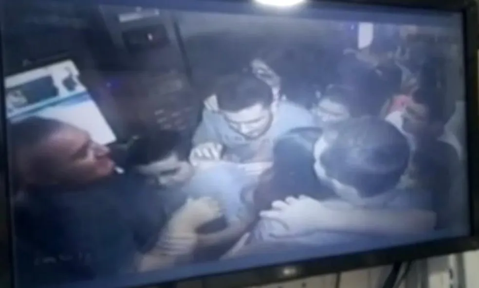 Elevador com 11 pessoas despenca e deixa feridos – VEJA VÍDEO