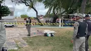 Filho esfaqueia o pai e corta a cabeça dele em plena praça pública