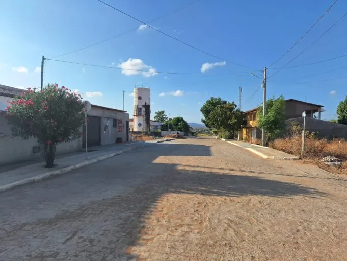 Moradores da Rua José de Sousa, em São José de Espinharas, sofrem com baixa tensão na rede elétrica e cobram solução à Energisa