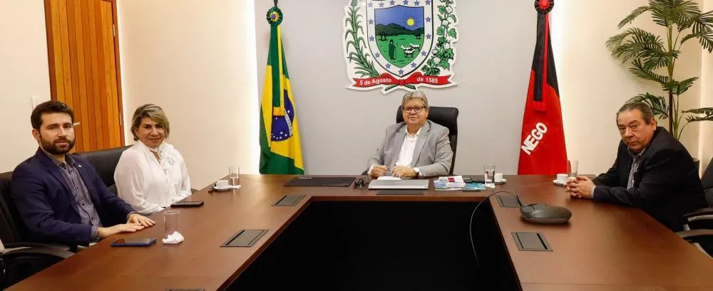 João Azevêdo recebe Michel Henrique e Edna Henrique, e deputado enaltece trabalho e diálogo com o governador 