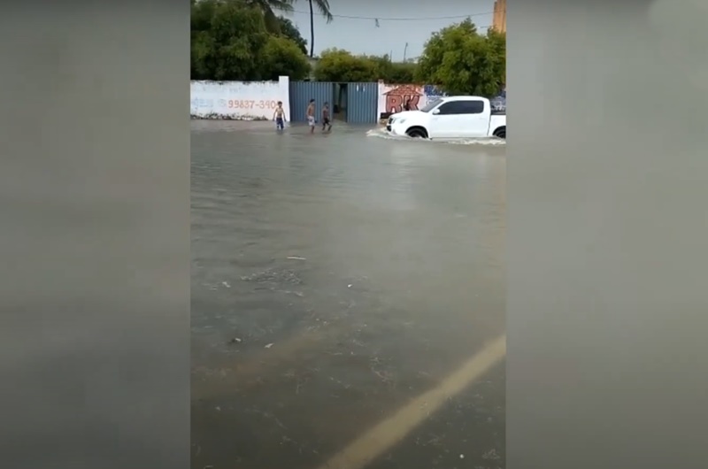 Vídeo: Forte chuva alaga ruas e causa transtornos, no sertão da Paraíba