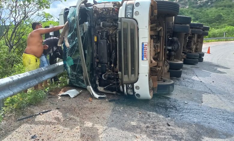 Acidente envolvendo carreta é registrado na Serra de Teixeira na manhã desta quarta-feira(22)