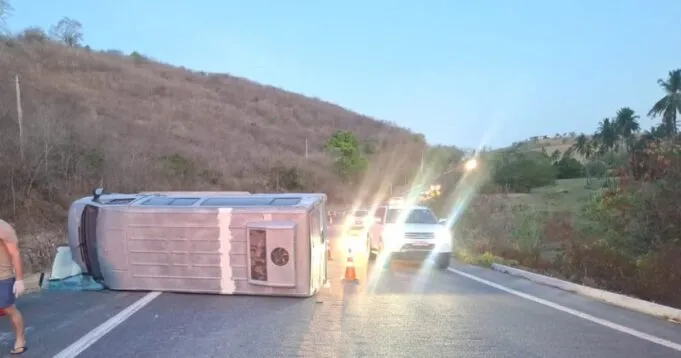 Sete pessoas ficam feridas em tombamento de van na BR-230 no final da tarde deste domingo (24)