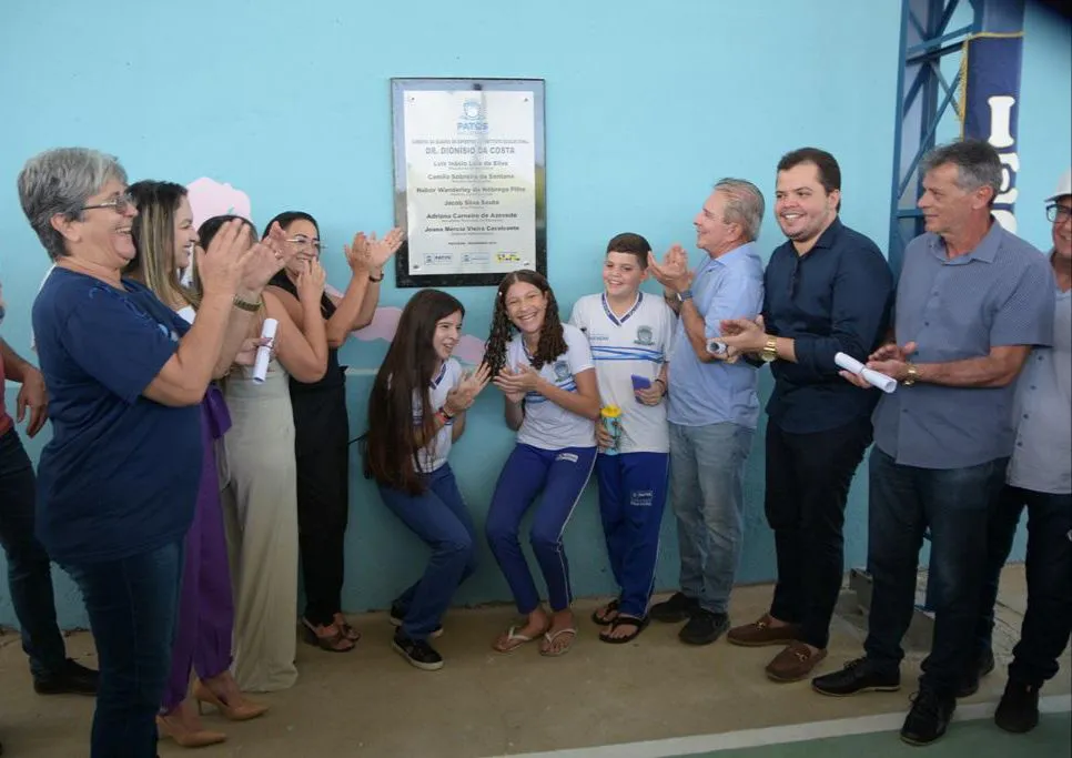 Prefeitura de Patos entrega nova quadra poliesportiva e equipamentos de prática esportiva para toda a rede municipal