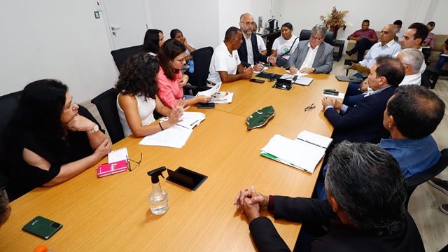 João Azevêdo recebe representantes do MAB e discute andamento do Projeto Agrovila Águas de Acauã