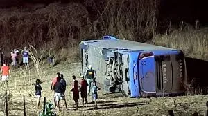 Ônibus capota entre Cajazeiras e São José de Piranhas e 12 pessoas ficam feridas
