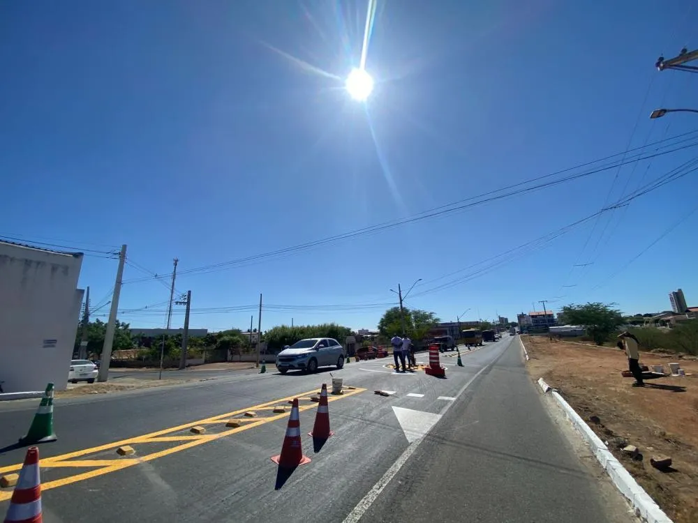  Trânsito mais seguro: STTRANS implanta rotatória no bairro Noé Trajano - OUÇA