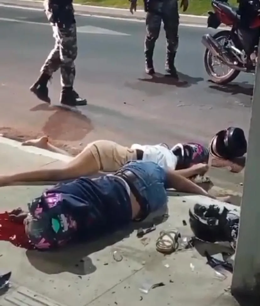 Casal tenta fugir de abordagem policial e morre após bater moto em poste, em João Pessoa