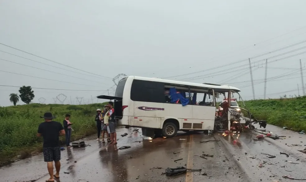 Acidente entre micro-ônibus e caminhão deixa 12 mortos no Pará