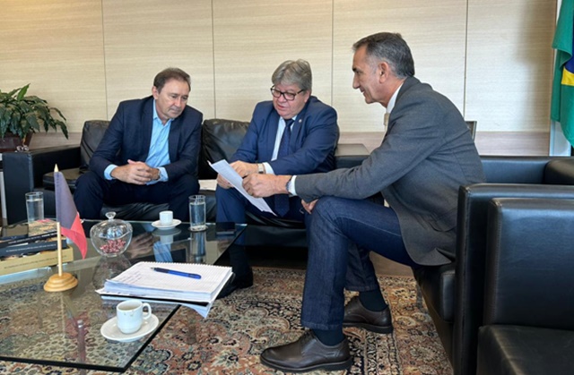 Em Brasília, João Azevêdo se reúne com ministro Waldez Góes e solicita investimentos em infraestrutura hídrica para a Paraíba