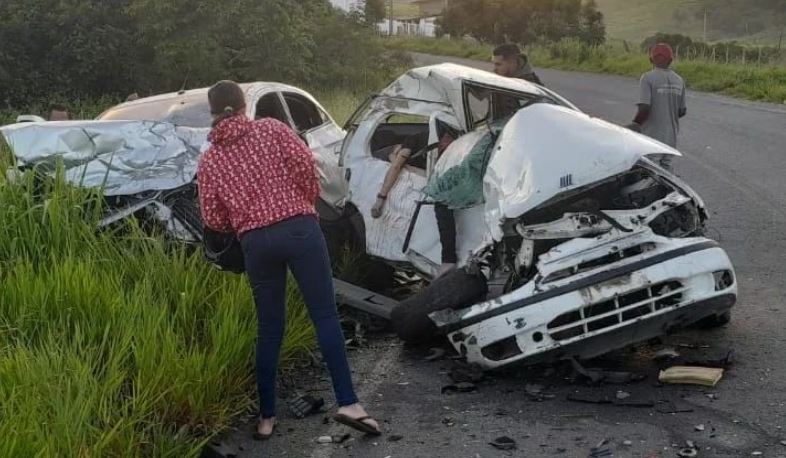 Colisão grave é registrada entre três carros na manhã deste sábado (25), em um trecho da PB-095, no Agreste a Paraíba.