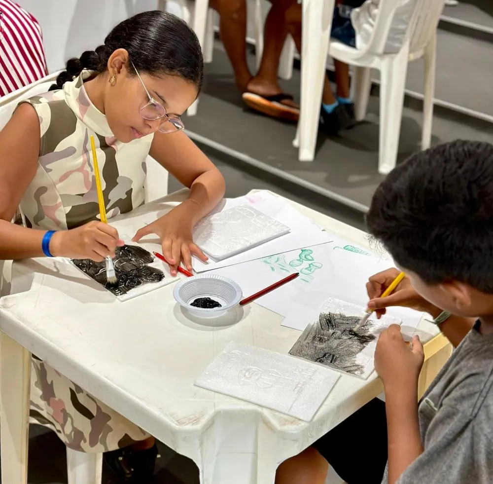 Crianças e adolescentes dos 4 CRAS participam de Oficina de Xilogravura na FUNES