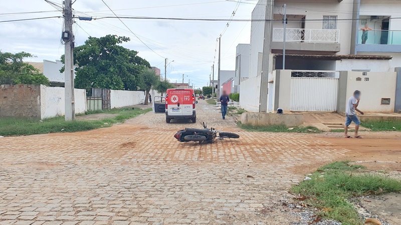 Acidente envolvendo ambulância do SAMU e moto, sem vitimas, deixa danos materiais no bairro do São Sebastião em Patos