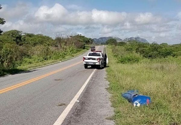 Ônibus e viatura da PM se envolvem em acidente entre Santa Terezinha e Catingueira. Vídeo