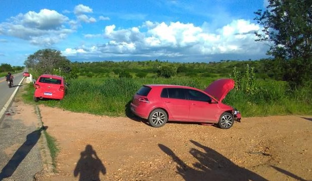 Acidente entre dois carros é registrado na BR-361, em Itaporanga