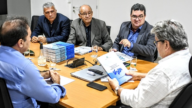 Governador recebe novo Plano Estadual de Recursos Hídricos com diretrizes e ações para os próximos 20 anos