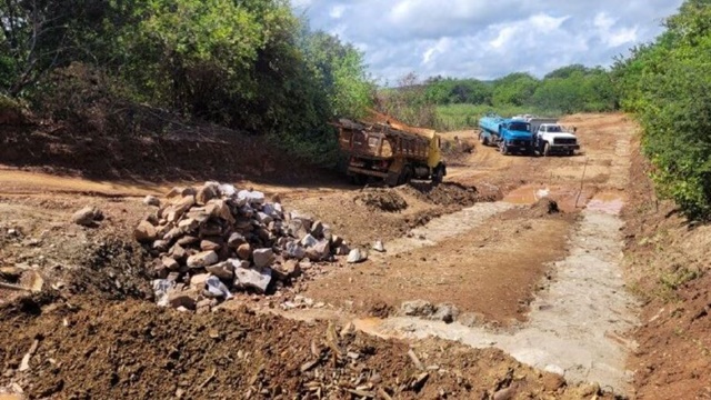 Prefeitura de Catingueira inicia construção de passagem molhada que vai beneficiar moradores do Sítio Condado