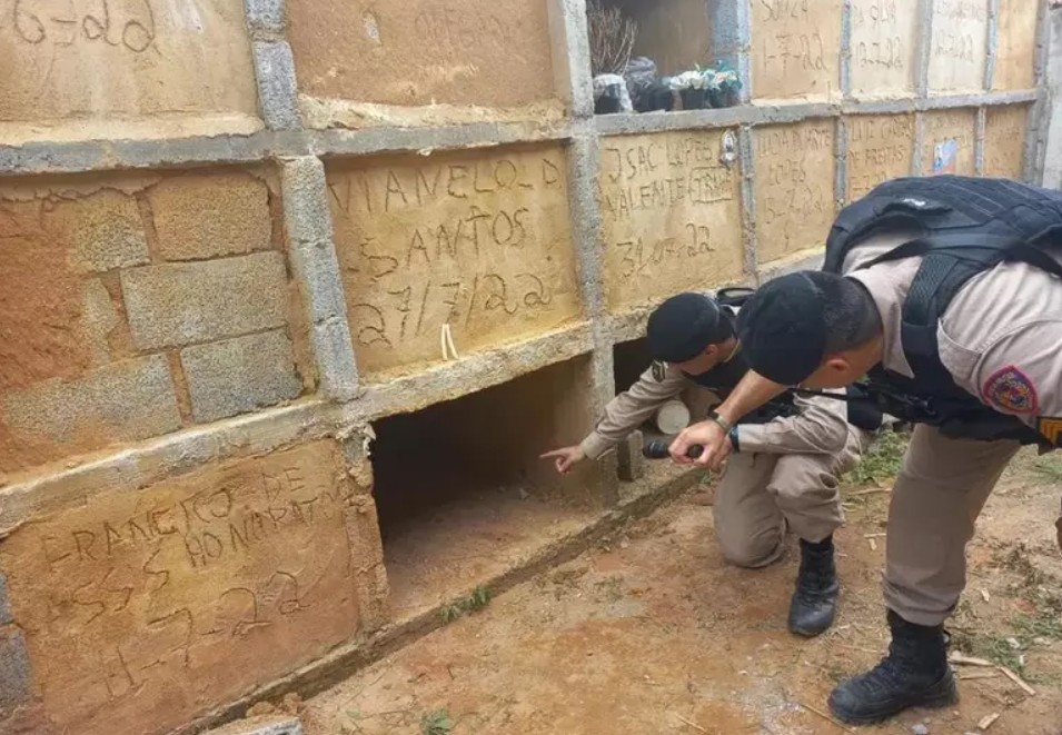 Mulher é resgatada por policiais após ser enterrada viva em túmulo