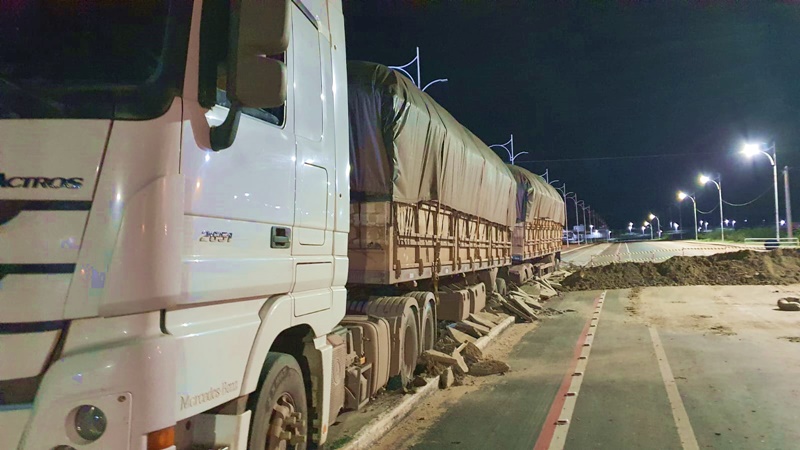 Vídeo: Carreta destrói parte do passeio da alça sudeste, na noite da última quarta dia 29