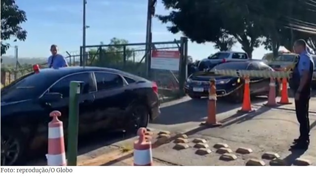 Bolsonaro chega ao Brasil e deixa Aeroporto escoltado pela PF
