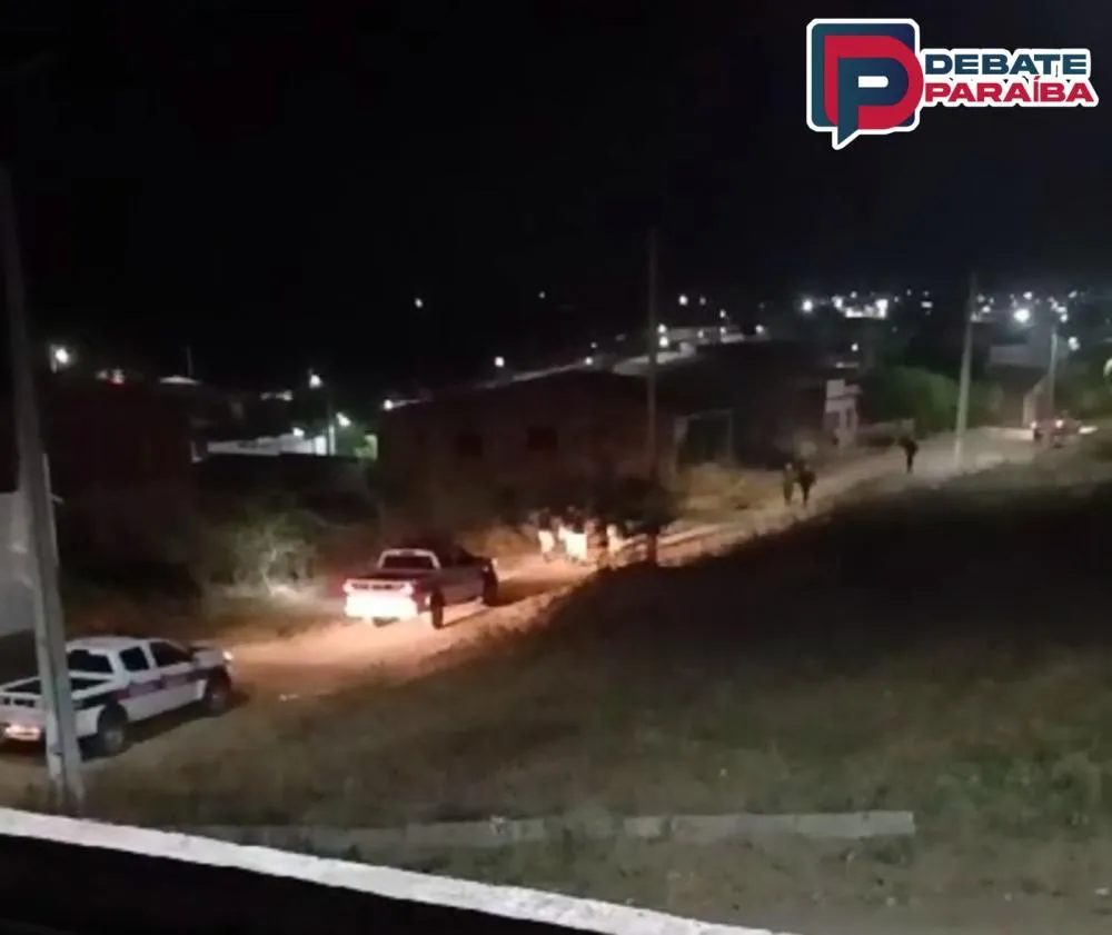 Criminosos rendem casal, alvejam uma pessoa com tiro e fogem levando caminhonete, na região de Cajazeiras