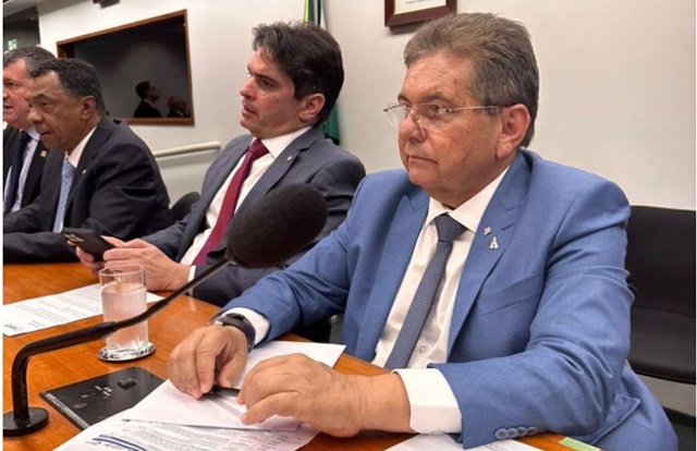 Em marcha com prefeitos em Brasília, Adriano destaca criação da Frente Parlamentar em Defesa do municipalismo na ALPB