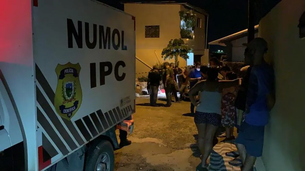 Jovem é morto a tiros dentro de casa por cerca de 10 homens, em Bayeux
