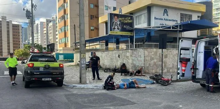 Vídeo: Acidente entre motos deixa dois feridos no bairro do Cabo Branco, em João Pessoa