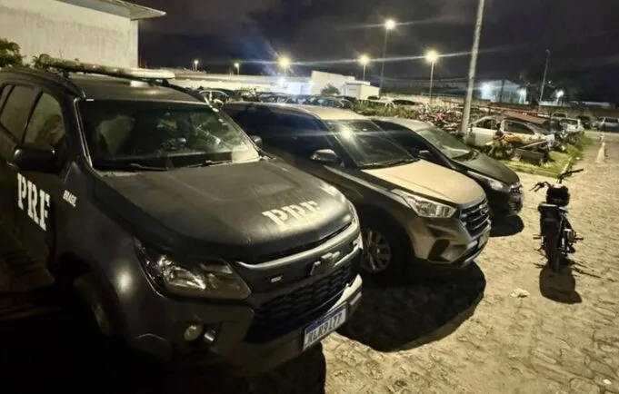 PRF na Paraíba detém líder de facção criminosa que atua no Ceará, recupera veículos e prende foragido da Justiça