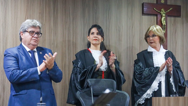 João Azevêdo prestigia solenidade de posse da presidente do Tribunal Regional Eleitoral da Paraíba 
