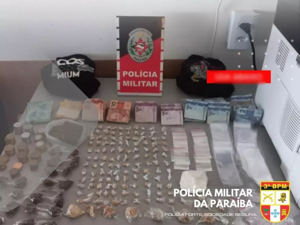 Polícia Militar apreende drogas e materiais ilícitos na Rua do Meio, em Patos, neste Dia de Natal