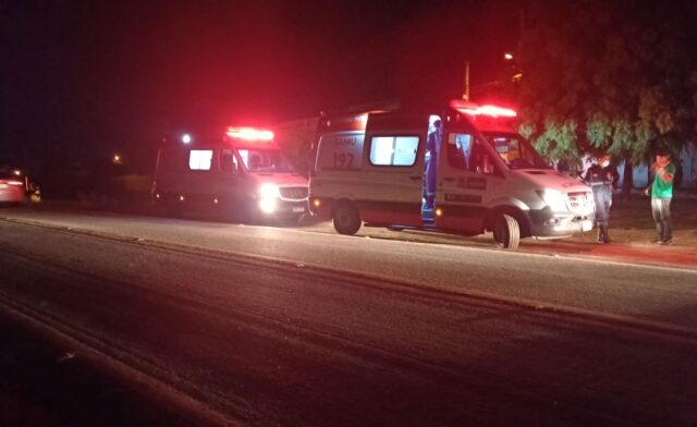 Dois trabalhadores sofrem acidente ao colidir moto com cachorro na BR-361, em Patos
