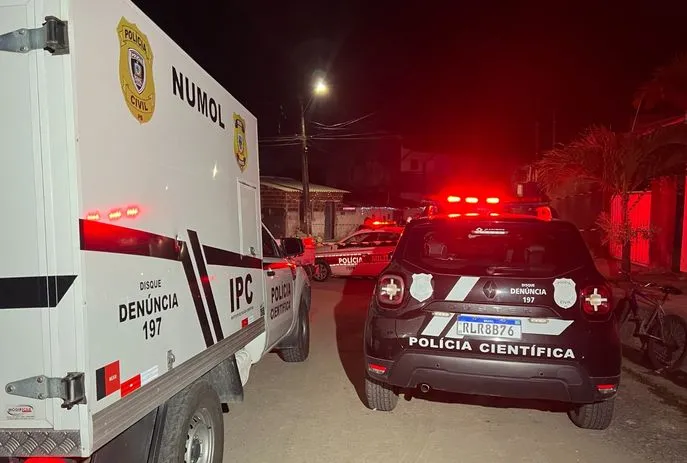 Irmãos são assassinados e namorada de um deles é baleada durante ataque a tiros