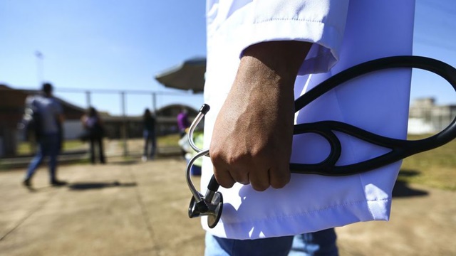 Mais Médicos cria incentivos para fixar profissionais nas regiões de extrema pobreza e áreas remotas