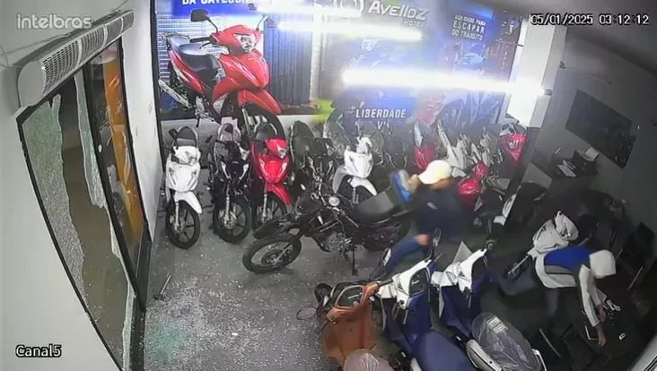 Loja de motos é alvo de arrombamento no Centro de São Bento. Vídeo.