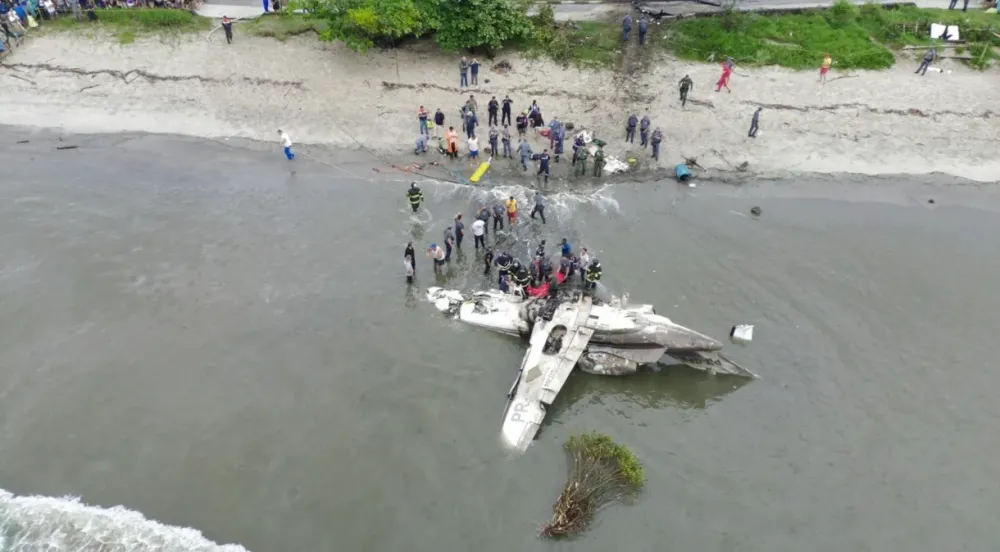 Avião com 5 pessoas explode em Ubatuba e para na praia após ultrapassar pista do aeroporto; piloto morreu