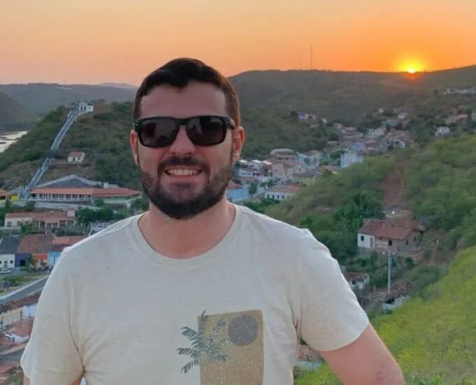 Ciclista morre e outro fica ferido após atropelamento por carro em João Pessoa; motorista fugiu sem prestar socorro