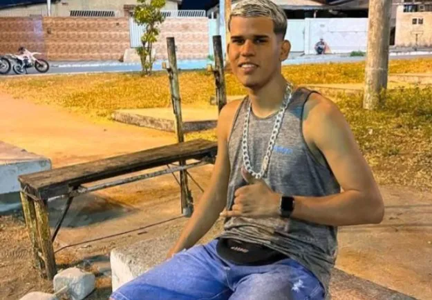 Sepultado corpo de jovem morto após postar foto com gesto de facção criminosa