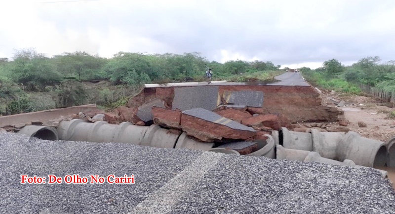 Vídeo: Chuva intensa rompe barragem e abre cratera em rodovia federal no Cariri