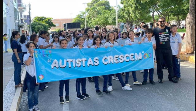 Caminhada de conscientização do Autismo reúne escolas, órgãos públicos e entidades para refletirem sobre a condição nos adultos