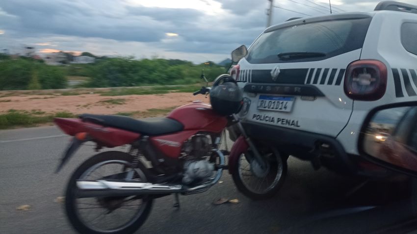 Em Patos, acidente envolvendo viatura do Presídio Feminino e moto deixa trânsito lento nas proximidades do Conjunto Noé Trajano