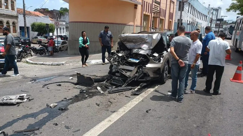 motorista fica presa às ferragens após colisão com ônibus