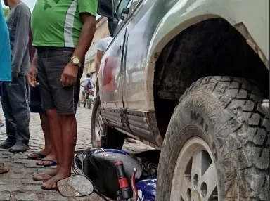 Colisão entre caminhonete D-20 e moto deixa duas pessoas feridas, no sertão da PB