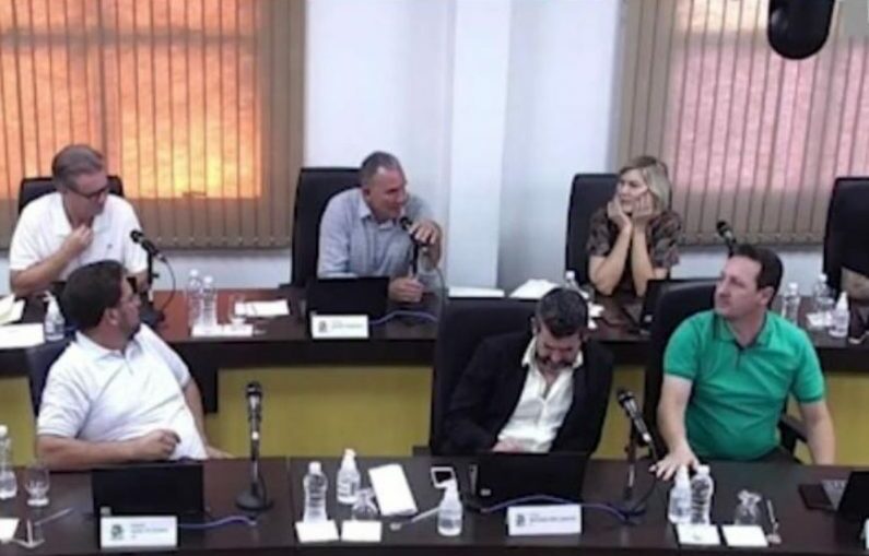 Vídeo: Vereador é informado de assassinato de irmã durante sessão na qual tomava posse