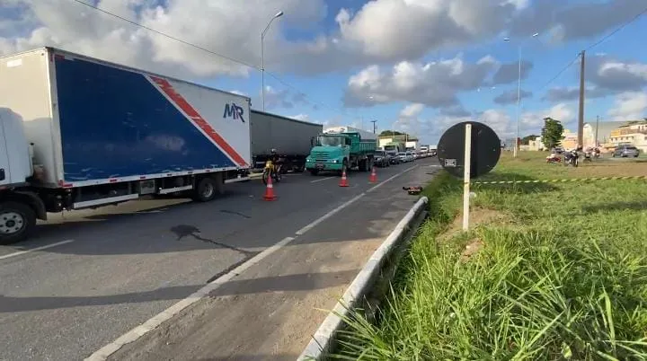  Motociclista Morre em Colisão com Caminhão na manhã deste sábado(18) na BR 101 